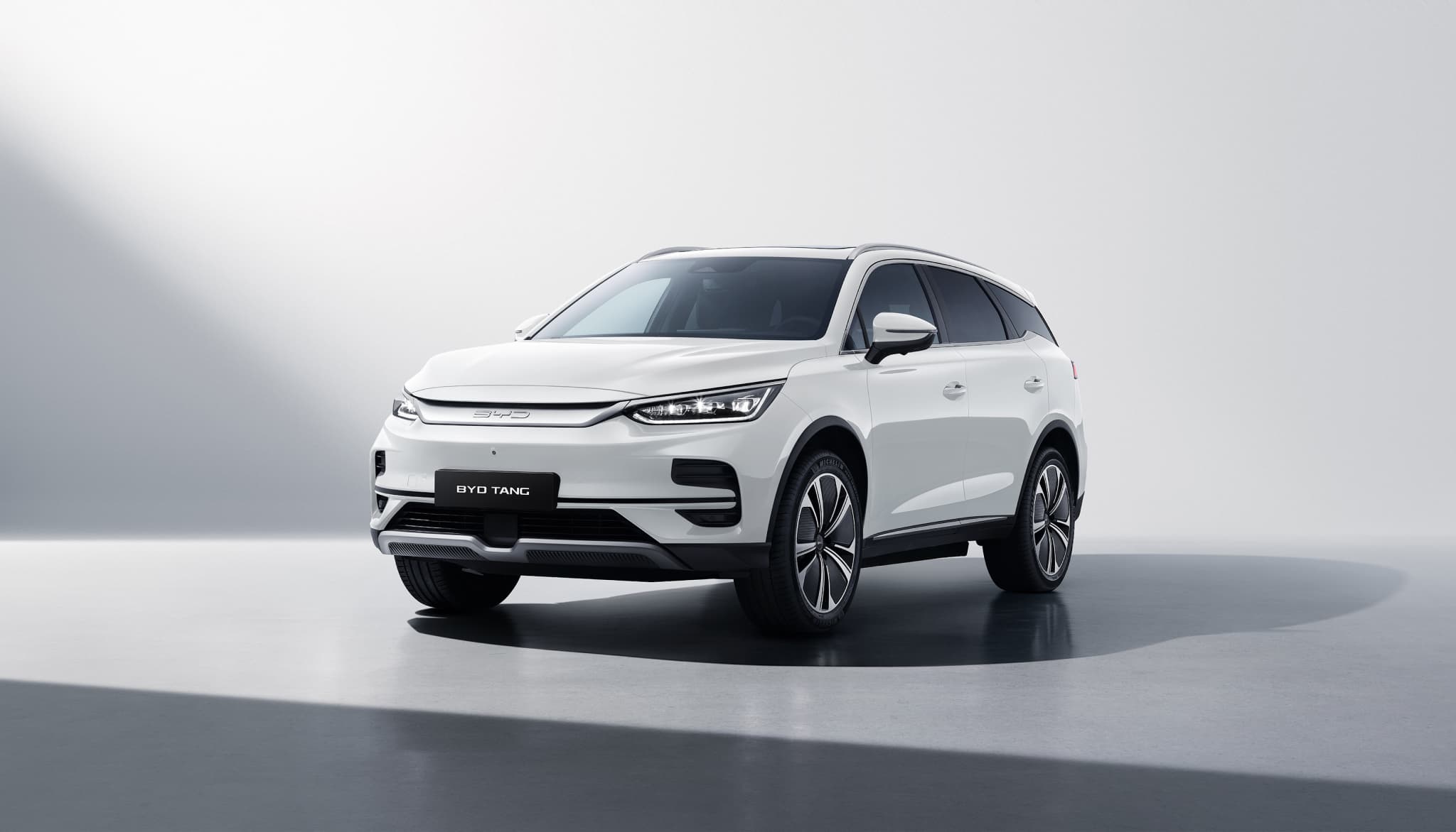 Découvrir la voiture BYD TANG au Sénégal